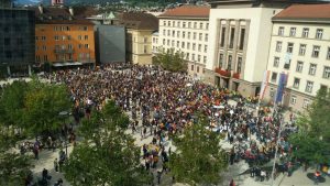 Beginn der Demo am Landhausplatz, 1 DHW neben dem Baum hinten Bildmitte 😊