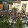 Beginn der Demo am Landhausplatz, 1 DHW neben dem Baum hinten Bildmitte 😊